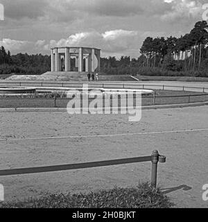 Das auf dem Abstimmungsdenkmal Jakobsberg bei Allenstein dans Ostpreußen, Deutschland 1930er Jahre. Bulletin de monument de la colline près de Jakobsberg Allenstein en Prusse orientale, Allemagne 1930. Banque D'Images