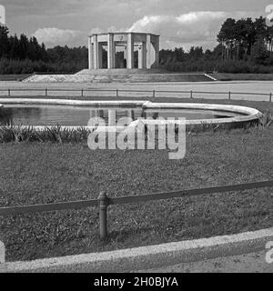 Das auf dem Abstimmungsdenkmal Jakobsberg bei Allenstein dans Ostpreußen, Deutschland 1930er Jahre. Bulletin de monument de la colline près de Jakobsberg Allenstein en Prusse orientale, Allemagne 1930. Banque D'Images