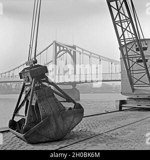 Blick durch einen Bagger auf die Deutz dans Stadtseite und den Dom dans Köln, Deutschland 1930er Jahre. Voir une throuigh power shovel à Deutz pour la ville et la cathédrale de Cologne, Allemagne 1930. Banque D'Images