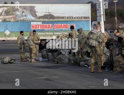 Les soldats et les aviateurs de la Garde nationale du Nebraska effectuent un inventaire de leur équipement dans le parc de stationnement de FedEx Field, à Landover, Maryland, le 19 janvier 2021.Au moins 25,000 hommes et femmes de la Garde nationale ont été autorisés à mener des missions de sécurité, de communication et de logistique à l'appui des autorités fédérales et de district qui ont mené et tout au long de la 59ème inauguration présidentielle. Banque D'Images