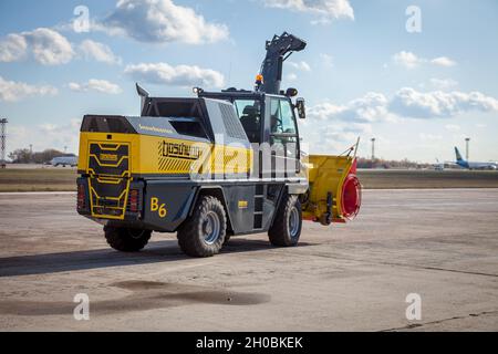 Kiev, Ukraine - 5 novembre 2019 : Jetbroom BOSCHUNG.Chasse-neige Snowbooster Division aéroport B6.Tracteur Snowblow - véhicules utilitaires spéciaux.Voiture pour nettoyer les rues, les routes et l'aéroport de la neige Banque D'Images