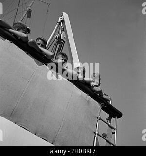 Fünf Hitlerjungen an der von Ausflugsdampfers Reling, Deutschland 1930 er Jahre. Cinq jeunes Hitler à la rambarde d'un funboat, Allemagne 1930. Banque D'Images