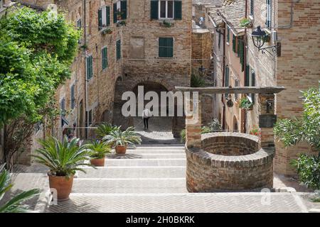 Staircase and Pozzo della Polenta, village de Corinaldo, Marche, Italie, Europe Banque D'Images