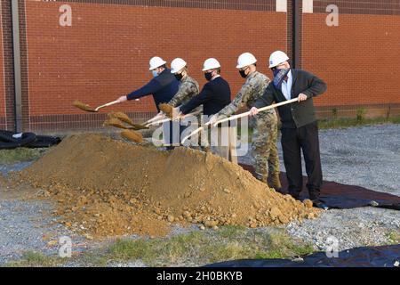 De gauche à droite, Darren McClerren, gestionnaire de projet principal, Brig.Le général Jennifer Hammerstedt, le commandant du complexe de logistique aérienne de Warner Robins, Bob Herrmann, 402e directeur du groupe de génie logiciel, le colonel Brian Moore, commandant de l'installation de Robins, et Scott Hastings, 78e directeur du groupe de génie civil, ont fait leur entrée dans la nouvelle installation de soutien logiciel de la base aérienne de Robins, en Géorgie, le 19 janvier 2021.Le 402e SWEG s'est associé au 78e CEG pour briser la terre sur les 14,800 pieds carrés, deux étages de plus au bâtiment 229 qui abritera 140 professionnels du logiciel. Banque D'Images