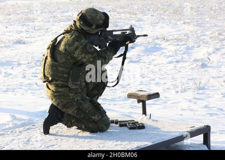 Le soldat de l'armée croate de l'OTAN a renforcé sa présence avancée Groupe de combat-Pologne Volcano Battery tire son fusil de la position à genoux pendant une période de qualification des armes le 19 janvier 2021 à Bemowo Piskie, Pologne. Banque D'Images