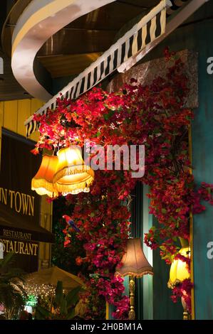 ATHÈNES, GRÈCE - 10 septembre 2021 : vue latérale d'une entrée de restaurant décorée de fleurs de Bougainvilliers, Athènes, Grèce Banque D'Images