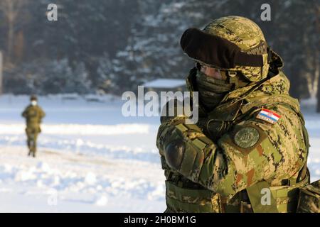 Le soldat de l'armée croate de l'OTAN a renforcé sa présence avancée la batterie du volcan Pologne du Groupe de combat se trouve sur le terrain lors d'une qualification d'armes le 19 janvier 2021 à Bemowo Piskie, en Pologne. Banque D'Images