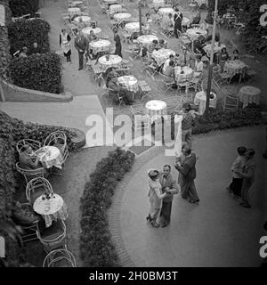 Außengastronomie mit einer Tische Tanzfläche dans Wildbad im Schwarzwald, Deutschland 1930 er Jahre. Des tables d'une gastronomie et dancefloor à Wildbad en Forêt Noire, Allemagne 1930. Banque D'Images