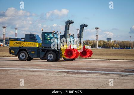 Kiev, Ukraine - 5 novembre 2019 : Jetbroom BOSCHUNG.Chasse-neige Snowbooster Division aéroport B6.Tracteur Snowblow - véhicules utilitaires spéciaux.Voiture pour nettoyer les rues, les routes et l'aéroport de la neige Banque D'Images