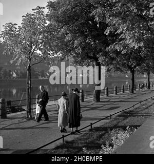 Passangen gehen Am Ufer der Mosel à Trèves spazieren, Deutschland 1930 er Jahre. Les gens se promener sur la rivière Moselle de shre à Trier, Allemagne 1930. Banque D'Images