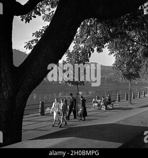 Passangen gehen Am Ufer der Mosel à Trèves spazieren, Deutschland 1930 er Jahre. Les gens se promener sur la rivière Moselle de shre à Trier, Allemagne 1930. Banque D'Images