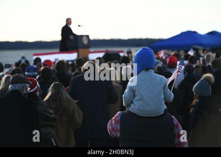 Les partisans de tous âges écoutent le discours final du président Donald J. Trump lors de la cérémonie de départ sur la joint base Andrews, Maryland, le 20 janvier 2021.Plus de 500 invités ont été invités à assister à l’événement final de la présidence Trump. Banque D'Images