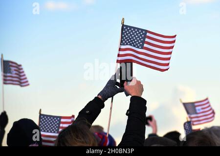 Les supporters prennent des photos et élèvent leur drapeau lors de l'arrivée du président Donald J. Trump à la cérémonie de départ sur la base conjointe Andrews, Maryland, le 20 janvier 2021.Plus de 500 invités ont été invités à assister à l’événement final de la présidence Trump. Banque D'Images