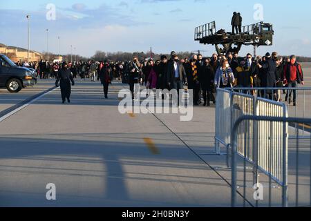 Les partisans se précipitent pour voir l'arrivée du président Donald J. Trump à la cérémonie de départ sur la base conjointe Andrews, Maryland, le 20 janvier 2021.Plus de 500 invités ont été invités à assister à l’événement final de la présidence Trump. Banque D'Images