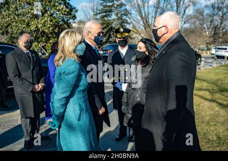 Le président Joseph R. Biden, Jr. Et la première dame Jill Biden sont accueillis par Karen Durham Aguilera (au centre à droite), directrice exécutive des cimetières militaires nationaux de l'Armée de terre; et Charles Alexander, Jr. (À droite), surintendant, cimetière national d'Arlington,Au cimetière national d'Arlington, le 20 janvier 2020.Biden et le vice-président Kamala Harris ont rendu visite à l'ANC pour participer à une cérémonie de dépôt de serment des Forces armées présidentielles à la tombe du Soldat inconnu après que Biden ait été assermenté comme 46e président des États-Unis lors d'une cérémonie au Capitole des États-Unis.En présence étaient second Gent Banque D'Images