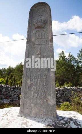 JALON à Gotland dans Limestone marqueur numéroté avec la distance à Fårö la pierre est fixée avec un monogramme royal de 1782 Banque D'Images