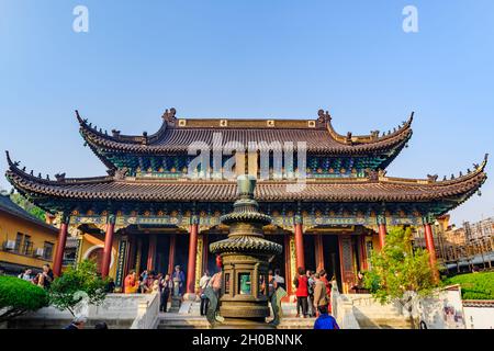 Zhejiang, Chine - 03 novembre 2017 : salle principale du temple Zi Zhu Lin, Mont Putuoshan, Ningbo, Chine Banque D'Images