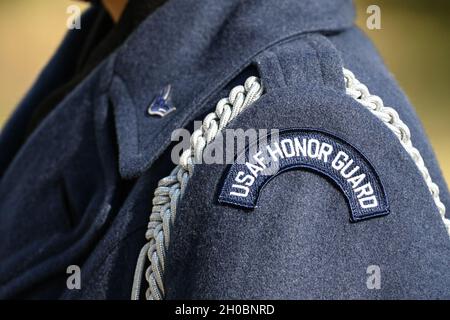 L'insigne de la US Air Force Honor Guard est exposé sur l'épaule d'un homme d'honneur avant une cérémonie de pose de couronne tenue dans le cadre de la 59e inauguration présidentielle à la cérémonie nationale d'Arlington à Arlington, en Virginie, le 20 janvier 2021.La cérémonie, qui a eu lieu en l’honneur des membres du service déchus de l’Amérique, commence après un salut de 21 canons et est suivie de l’hymne national, de la pose de couronnes, du jeu des « Tarauds » et d’un moment de silence. Banque D'Images