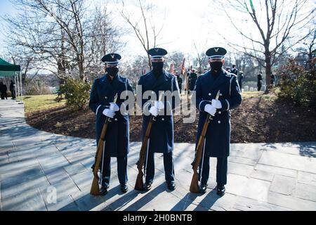 Les membres de la U.S. Air Force Honor Guard posent pour une photo avant une cérémonie de pose de couronne tenue dans le cadre de la 59ème inauguration présidentielle à la cérémonie nationale d'Arlington à Arlington, en Virginie, le 20 janvier 2021.La cérémonie, qui a eu lieu en l’honneur des membres du service déchus de l’Amérique, commence après un salut de 21 canons et est suivie de l’hymne national, de la pose de couronnes, du jeu des « Tarauds » et d’un moment de silence. Banque D'Images