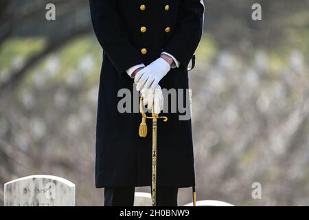 Une Garde de cérémonie de la Marine américaine pratique des mouvements de forage avant une cérémonie de pose de couronnes tenue dans le cadre de la 59ème inauguration présidentielle à la cérémonie nationale d'Arlington à Arlington, en Virginie, le 20 janvier 2021.La cérémonie, qui a eu lieu en l’honneur des membres du service déchus de l’Amérique, commence après un salut de 21 canons et est suivie de l’hymne national, de la pose de couronnes, du jeu des « Tarauds » et d’un moment de silence. Banque D'Images