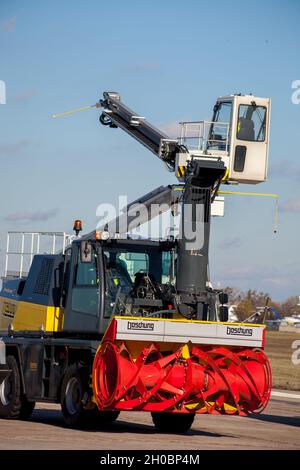 Kiev, Ukraine - 5 novembre 2019 : Jetbroom BOSCHUNG.Chasse-neige Snowbooster Division aéroport B6.Tracteur Snowblow - véhicules utilitaires spéciaux.Voiture pour nettoyer les rues, les routes et l'aéroport de la neige Banque D'Images