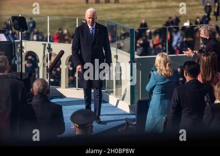 Le président élu Joseph R. Biden Jr. Fait le serment présidentiel au Capitole des États-Unis, Washington, D.C., le 20 janvier 2021.Une fois le serment terminé, Biden est devenu le 46e président des États-Unis d'Amérique. Banque D'Images