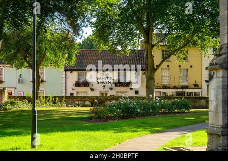 Vue le long de l'église St Nicholas et du chantier naval jusqu'à Church Street avec le pub White Swan et la maison de l'Armée du Salut à North Walsham, Norfolk, Angleterre. Banque D'Images