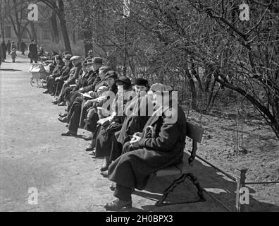 Menschen sich nehmen die Zeit für ein Sonnenbad am Paradeplatz à Königsberg Ostpreußen, 1930er Jahre. Les personnes qui prennent le temps d'un bain de soleil sur la place Paradeplatz à Koenigsberg, la Prusse de 1930. Banque D'Images