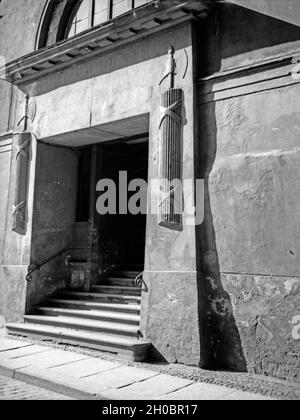 Portal am Schloß à Königsberg, Ostpreußen, années 30 er Jahre. Devant la porte du château à Koenigsberg, l'Est de la Prusse, 1930. Banque D'Images