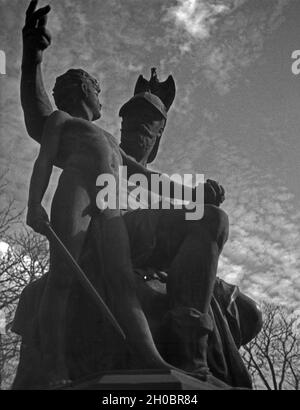 Nebenfigur suis Bismarckdenkmal suis le Kaiser Wilhelm Platz à Königsberg, Ostpreußen, 1030er Jahre. Sculptures du monument du côté d'Otto von Bismarck sur le Kaiser Wilhelm Platz à Koenigsberg, l'Est de la Prusse, 1930. Banque D'Images