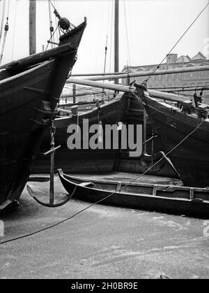 Festgefrorene Schiffe ï»¿ Untitled im Winterhafen von Königsberg Ostpreußen, 1930er Jahre. Navires gelés dans le port d'hiver à Koenigsberg, l'Est de la Prusse, 1930. Banque D'Images