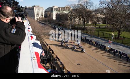 Des escortes des forces de l'ordre longent la Maison Blanche le long de Pennsylvania Avenue pour soutenir la 59ème inauguration présidentielle à Washington, D.C., le 20 janvier 2021.Les militaires de toutes les branches des forces armées des États-Unis, y compris les composantes de la Réserve et de la Garde nationale, ont fourni un soutien cérémonial pendant la période inaugurale. Banque D'Images