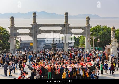 Zhejiang, Chine - 03 novembre 2017 : des touristes se sont mis à prier pour la statue du Bouddha Guan Yin. Banque D'Images