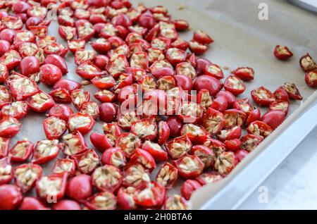 Fruits et baies séchés de Rose Hip ou de Rosehip (également appelés Rose Haw et Rose Hep) sur un plateau pour le thé ou la gelée, déposez la vue du dessus Banque D'Images