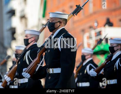 Les membres de la Garde de cérémonie de la Marine des États-Unis marchent sur Pennsylvania Avenue à Washington, D.C., à l'appui de la 59ème inauguration présidentielle, le 20 janvier 2021.Les militaires de toutes les branches des forces armées des États-Unis, y compris les composantes de la Réserve et de la Garde nationale, ont fourni un soutien cérémonial pendant la période inaugurale. Banque D'Images