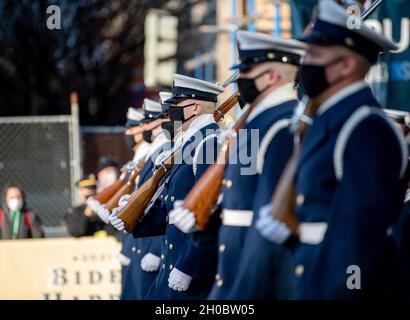 Les membres du peloton de la Garde côtière des États-Unis marchent sur Pennsylvania Avenue à Washington, D.C., à l'appui de la 59e inauguration présidentielle, le 20 janvier 2021.Les militaires de toutes les branches des forces armées des États-Unis, y compris les composantes de la Réserve et de la Garde nationale, ont fourni un soutien cérémonial pendant la période inaugurale. Banque D'Images