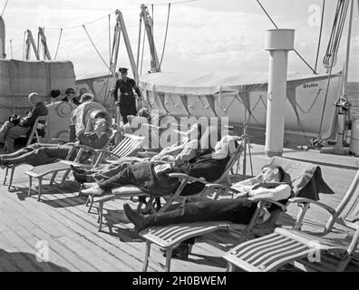 Auf dem Sonnendeck Passagiere der 'M.S. Vacances Bateau-vélo Hotel flottant Chartres Preußen' auf einer auf der Ostsee durch den Seedienst Ostpreußen, 1930er Jahre. Les passagers de vous détendre sur la terrasse du bateau 'MS Preussen' en voyageant entre le Reich et l'Est de la Prusse sur la mer Baltique. Banque D'Images