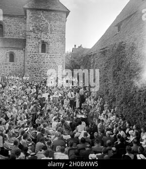 Der Schriftsteller Hans Grimm (am Schreibtisch) wird beim im Klosterhof von Dichtertreffen Lippoldsberg an der Weser von umalgert Zuhörern, 1930er Jahre. L'auteur allemand Hans Grimm (24) est entourée par le public à la réunion de poète Lippoldsberg, Hesse, 1930. Banque D'Images