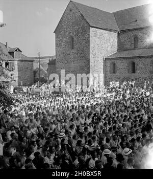 Zahlreich erschienene Publikum Das beim Dichtertreffen bei Hans Grimm im Klosterhof Lippoldsberg an der Weser, dans la Hesse, 1930er Jahre. L'auditoire de la réunion à l'Klosterhof Lippoldsberg, Hesse, 1930. Banque D'Images