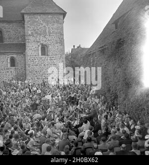 Der Schriftsteller Hans Grimm (am Schreibtisch) wird beim im Klosterhof von Dichtertreffen Lippoldsberg an der Weser von umalgert Zuhörern, 1930er Jahre. L'auteur allemand Hans Grimm (24) est entourée par le public à la réunion de poète Lippoldsberg, Hesse, 1930. Banque D'Images