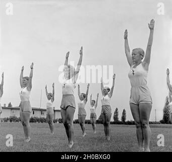 Frauen beim dans Strecksprung Frauenturnen Logau der für Musterschule à Hannover, Deutschland 1930er Jahre. Les femmes qui font le saut de base à l'école des femmes de Logau gymnastics à Hanovre, Allemagne 1930. Banque D'Images