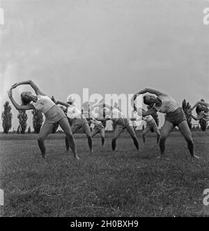 Bei der Frauen in der Logau Musterschule Gymnastik für Frauenturnen à Hannover, Deutschland 1930er Jahre. Des femmes faisant la gymnastique à l'école des femmes de Logau gymnastics à Hanovre, Allemagne 1930. Banque D'Images