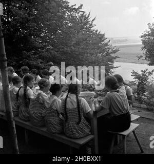 Gemeinsam mit der Lagerleiterin nehmen die ihr ein Mädel BdM Mittagessen im Lager Landjahr Polle an der Weser, Deutschland 1930 er Jahre. Ensemble avec le siège du camp le directeur des filles en train de déjeuner au camp de Polle, Allemagne 1930. Banque D'Images