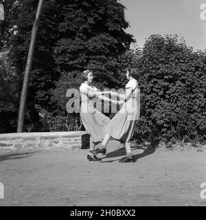 Zwei BdM Mädel tanzen in ihrer Freizeit im Lager dans Polle an der Weser, Deutschland 1930er Jahre. BdM deux filles dansant dans leur temps libre au camp de Polle, Allemagne 1930. Banque D'Images