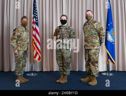 Col. Katrina Stephens, 66e commandant du groupe de la base aérienne, et Sgt.Bill Hebb, chef de commandement de l'ABG 66, présente le 1er lieutenant Amanda Marciniak avec le prix du membre d'honneur de la garde de la base 2020 à la base aérienne de Hanscom, Mass., janvier 20. Banque D'Images