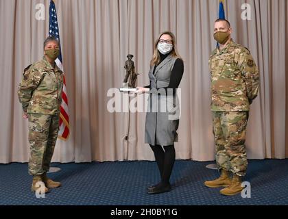 Col. Katrina Stephens, 66e commandant du groupe de la base aérienne, et Sgt.Bill Hebb, 66 Chef de commandement de l’ABG, Rachel C. d’Orazio, 66e juge-avocat d’état-major du Groupe de la base aérienne, avec la catégorie civile 3 de l’année 2020 à la base aérienne Hanscom, Mass., janvier 20. Banque D'Images