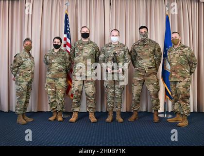 Col. Katrina Stephens, 66e commandant du groupe de la base aérienne, et Sgt.Bill Hebb, chef de commandement de l'ABG 66, présente l'équipe de santé publique du 66e Escadron de santé avec le prix de la petite équipe de l'année 2020 à la base aérienne Hanscom, Mass., janvier 20. Banque D'Images