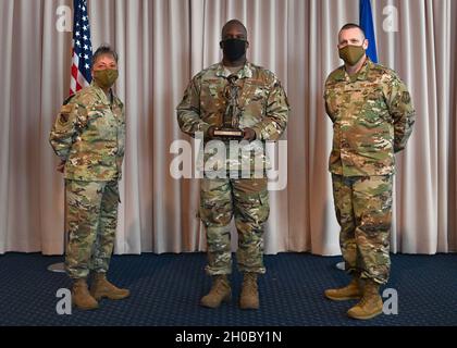 Col. Katrina Stephens, 66e commandant du groupe de la base aérienne, et Sgt.Bill Hebb, chef de commandement 66 ABG, présent Sgt.Ronald Young, surintendant général de l'inspecteur général de l'ABG en 66, avec le prix de l'officier supérieur de l'année 2020 à la base aérienne Hanscom, Mass., janvier 20. Banque D'Images