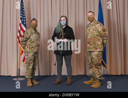 Col. Katrina Stephens, 66e commandant du groupe de la base aérienne, et Sgt.Bill Hebb, chef de commandement de l'ABG 66, présente Caitlin Lambour, spécialiste des loisirs de plein air du 66e Escadron de soutien de la Force, avec le prix de catégorie 1 de l'année 2020 du Fonds non affecté à la base aérienne de Hanscom, Mass., janvier 20. Banque D'Images