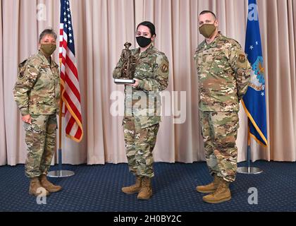 Col. Katrina Stephens, 66e commandant du groupe de la base aérienne, et Sgt.Bill Hebb, chef de commandement de l'ABG 66, présente le capitaine Alejandra Escareno, chef de l'élément de santé publique du 66e Escadron médical, avec le prix de l'officier de l'année 2020 de la compagnie à la base aérienne Hanscom, Mass., janvier 20. Banque D'Images